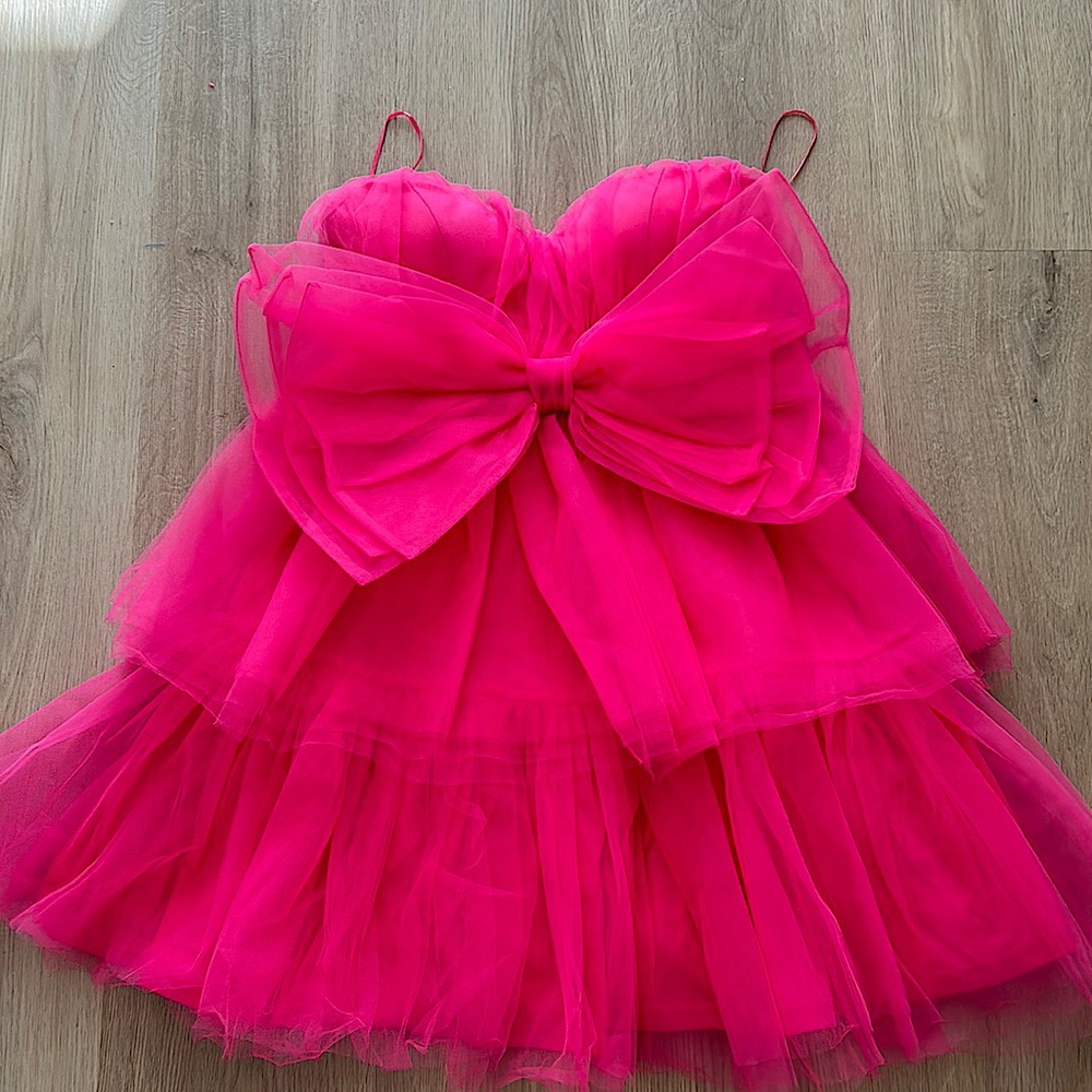 Hardly used Pink, puffy dress with bow hot pink